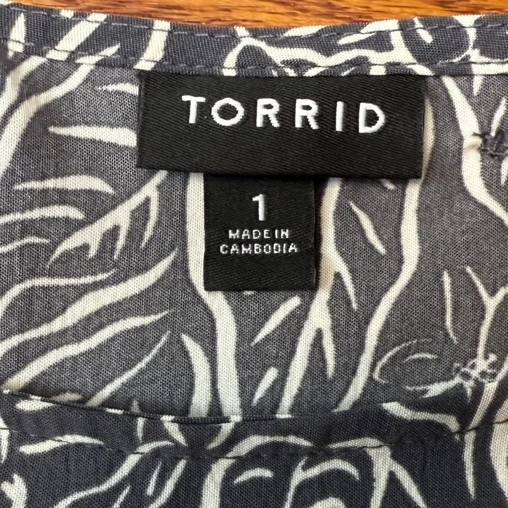 Torrid Gray White Tropical Leaf Floral‎ Blouse Top Plus Size 1 1X office casual